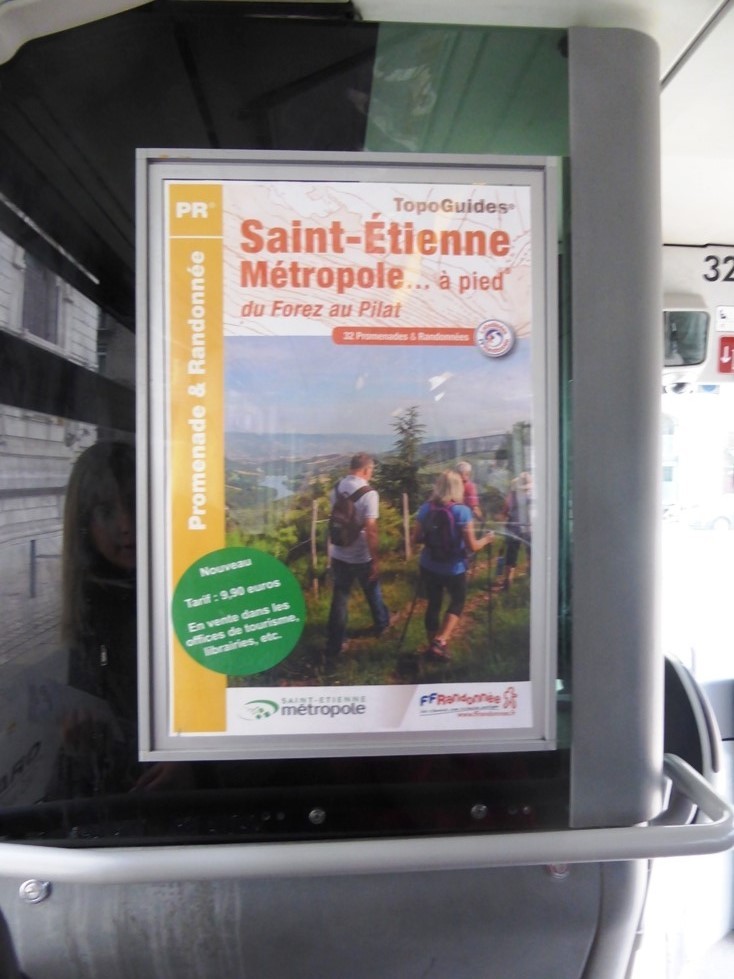 Il arrive en bus !..