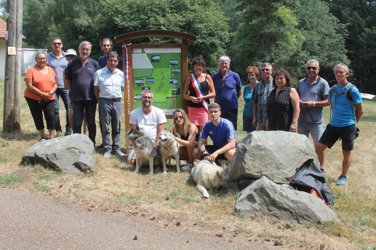 Violay : inauguration du panneau GR®7 et d’une aire de bivouac